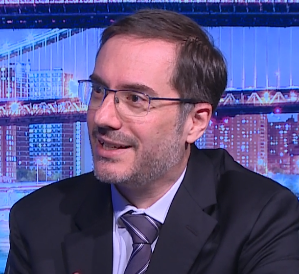 جس نبض السفير البريطاني في العراق مارك برايسون مع نور الماجد